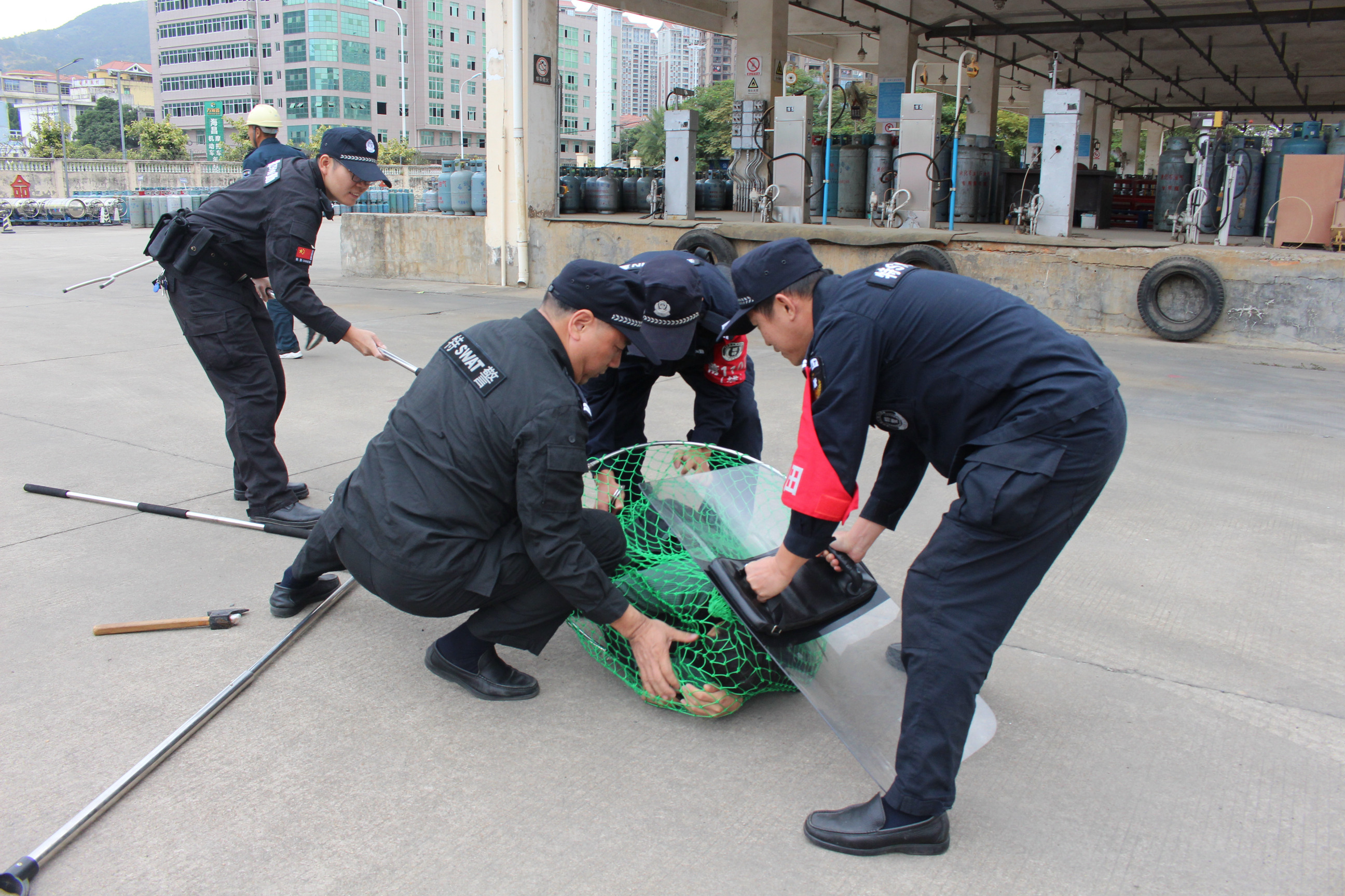 4、特警制服歹徒.JPG